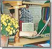 Die Buchbinderin bei der Arbeit