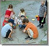 Große Begeisterung beim Sandspielen