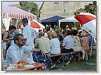 Blick vom Eingang zur Kapelle und dem Bratwurstgrill