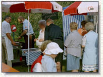 Bratwurstgrill mit obligatorischer Schlange